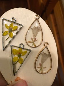 Triangle/teardrop (bronze) with floral inlay