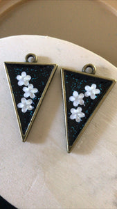 Triangle/teardrop (bronze) with floral inlay