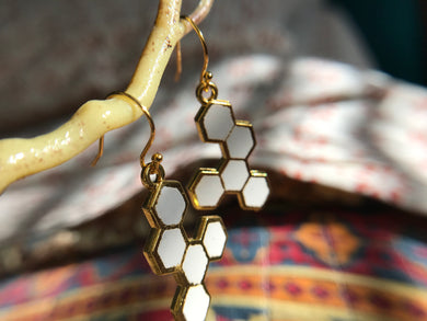 Molecule (gold) with mosaic concrete